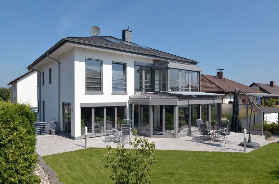 Einfamilienhaus mit großen Fensterflächen und Terrasse