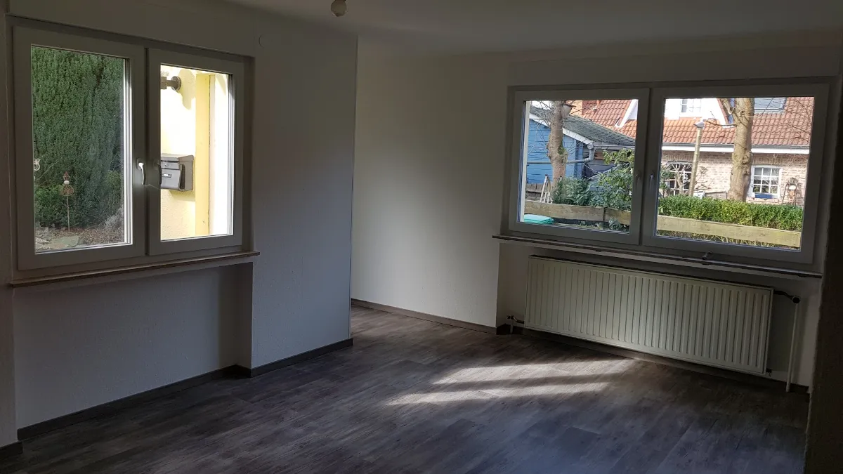 Frisch renoviertes Zimmer mit neuen Fenstern und Vinylboden