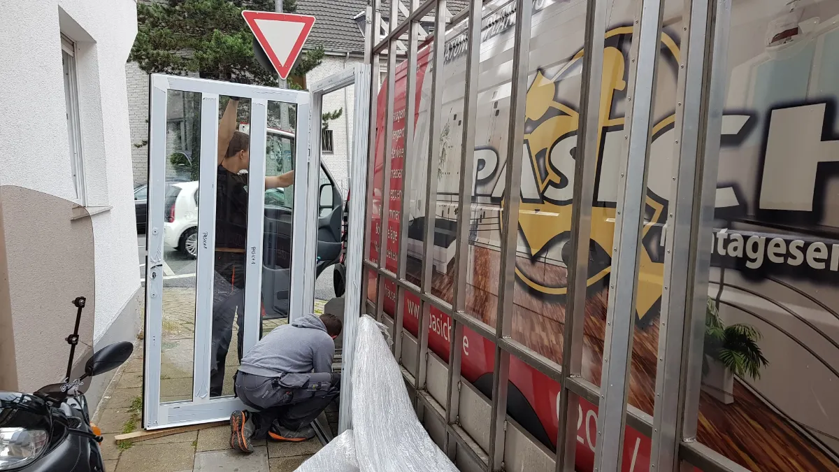 Neue Glastür an einer Ladenfront