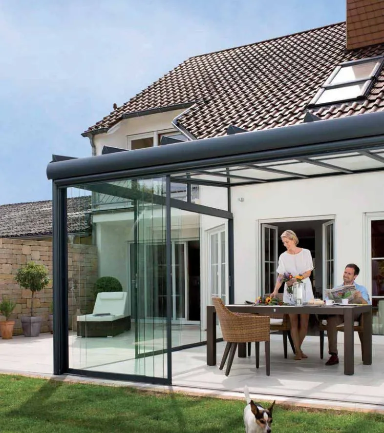 Paar auf einer Terrasse unter einem Terrassendach aus Aluminium
