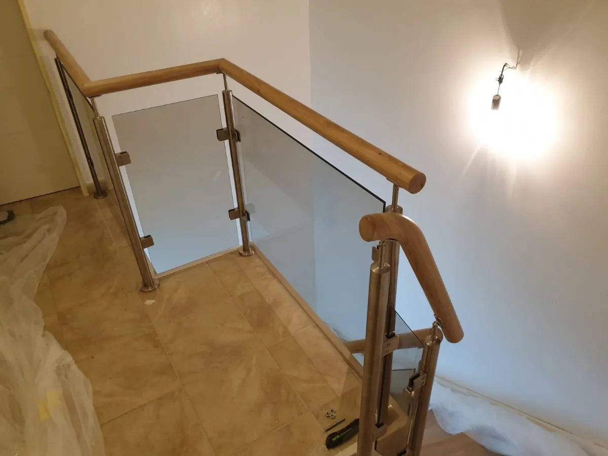 Treppe mit Glasgeländer und Holzhandlauf
