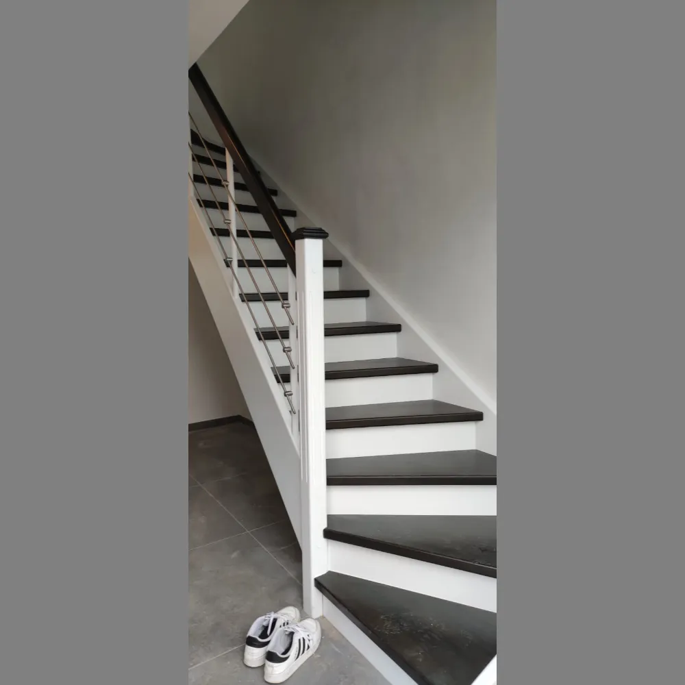 Weiße Treppe mit dunklen Stufen